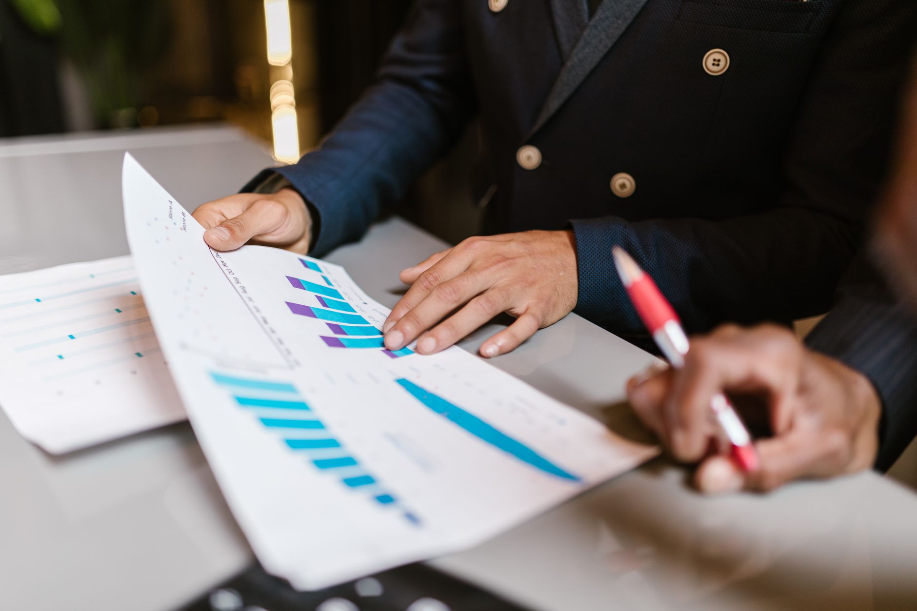 Finansleder analyserer AI-resultater på dashbord