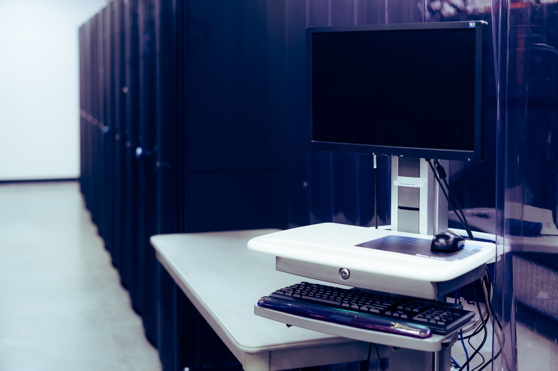 Datasenter med rader av serverutstyr og LED-belysning